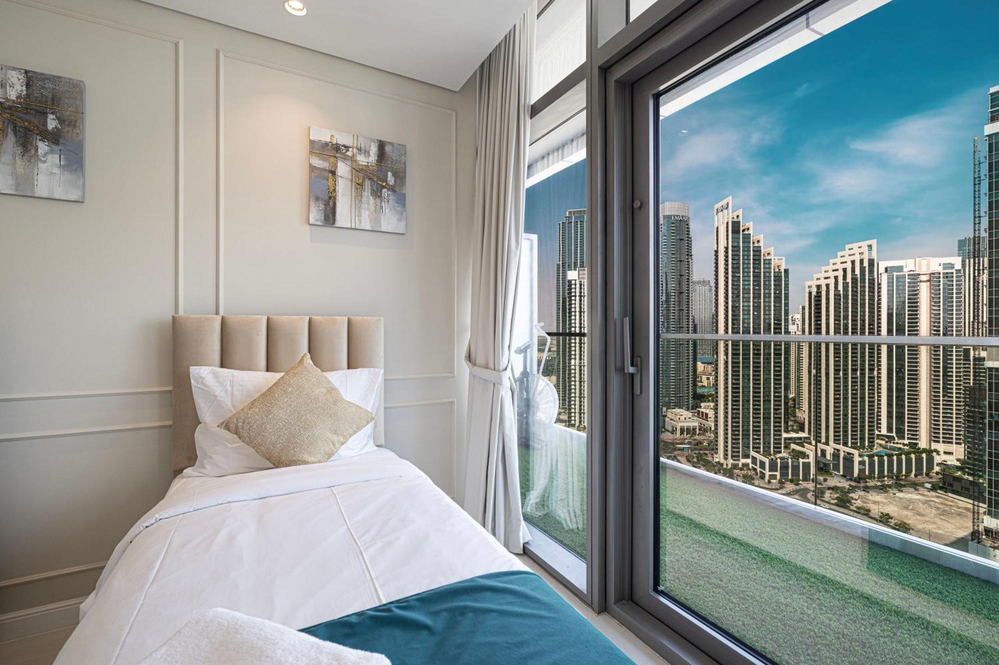 Boulevard 2 Bedroom Family With Burj Khalifa View And Infinity Pool In 64th Floor Downtown Apartment