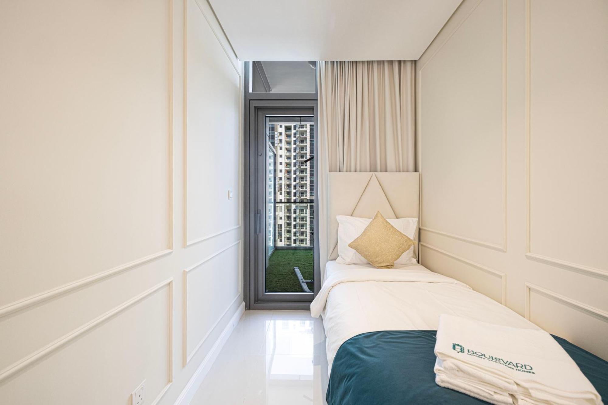 Boulevard 2 Bedroom Family With Burj Khalifa View And Infinity Pool In 64th Floor Downtown *