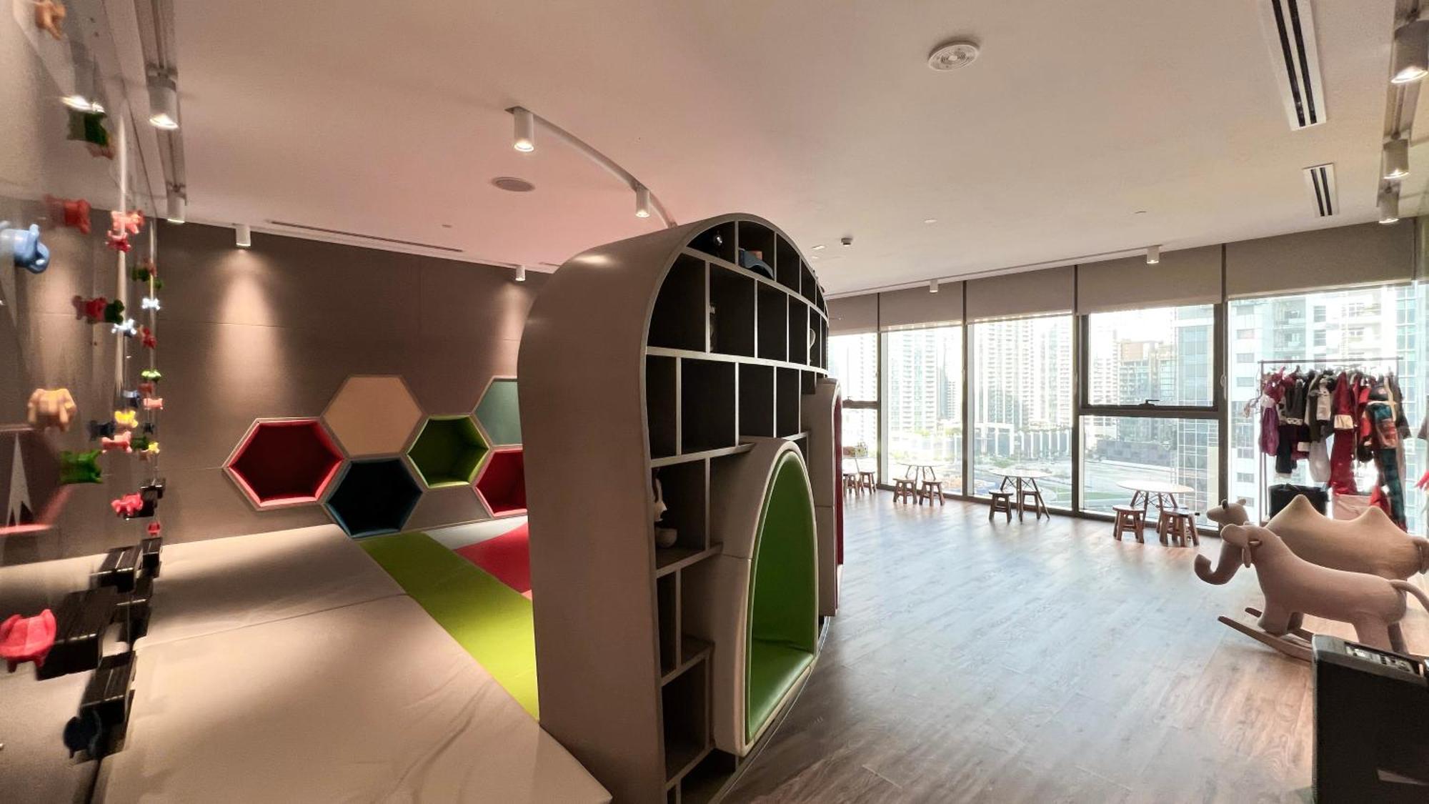 Boulevard 2 Bedroom Family With Burj Khalifa View And Infinity Pool In 64th Floor Downtown Apartment